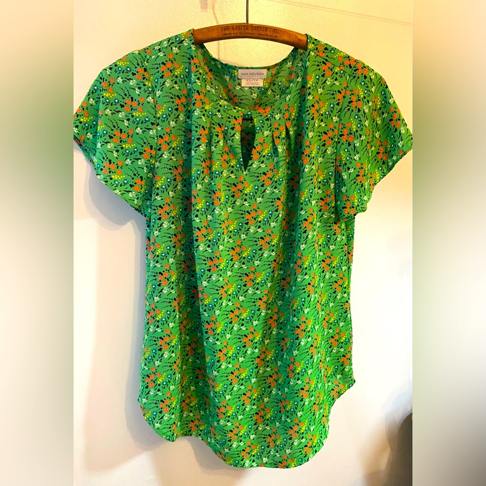 Ladies blouse, spring green and floral🌸🌸